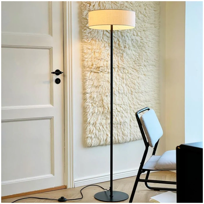 Calix gulvlampe – natur/sort
