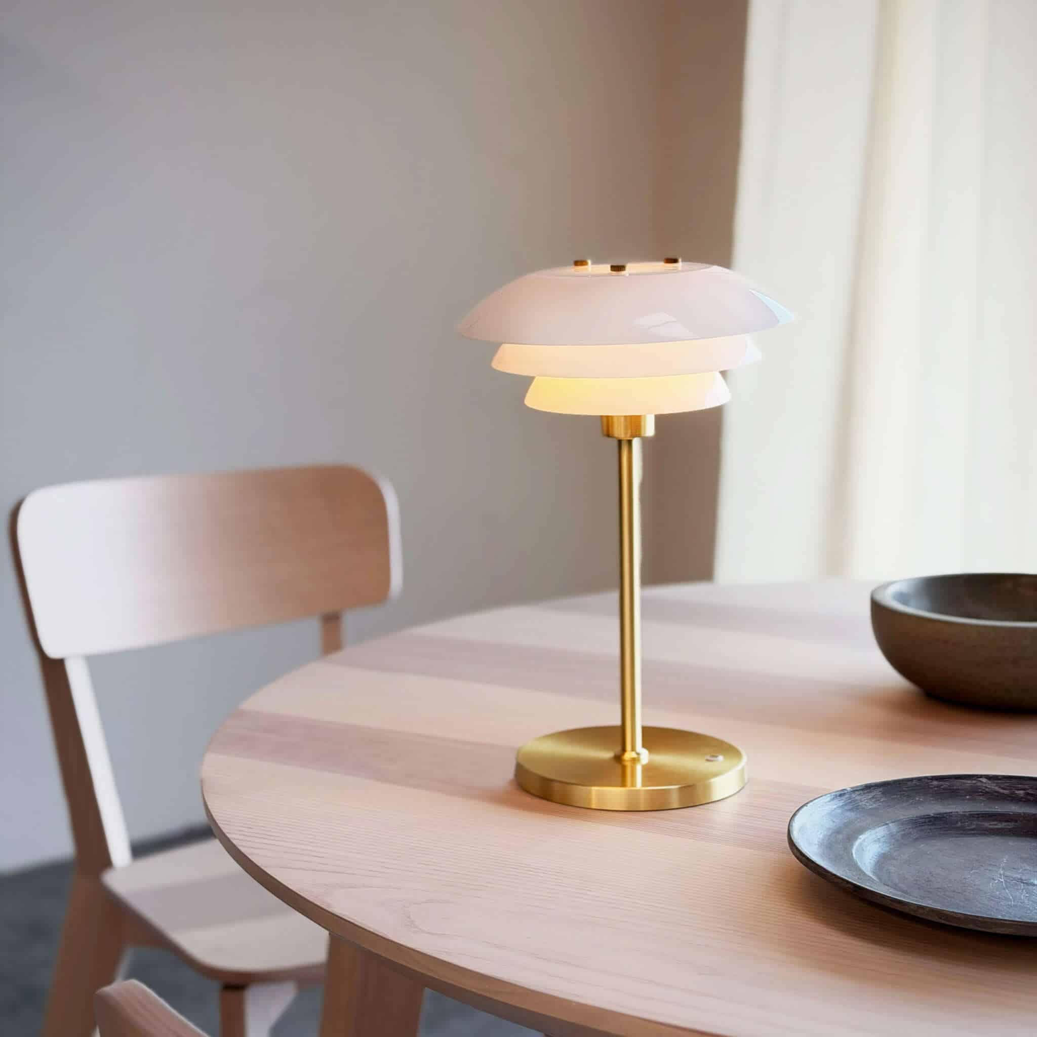 DL20 LED Opal/Messing Genopladelig Bordlampe
